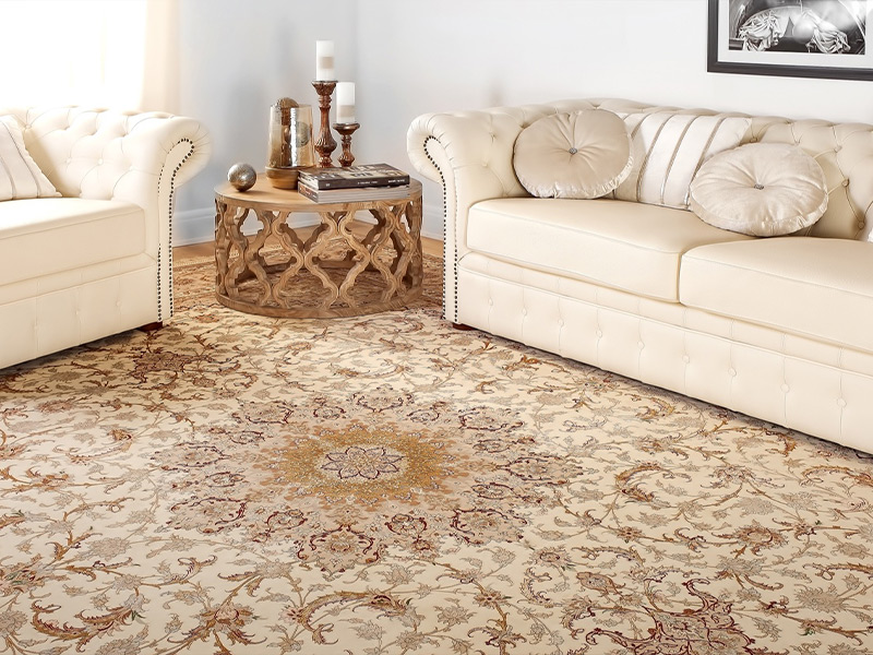 Четыре ножки мебели на ковре